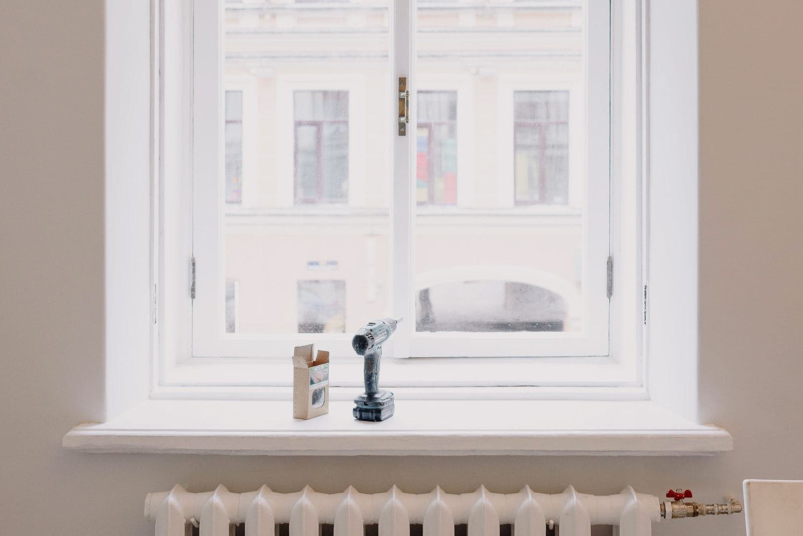Neu eingebautes weißes Fenster in einem hellen, leeren Wohnraum