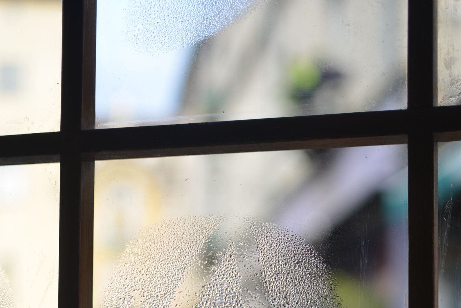 Fensterscheibe mit strukturierter, blickdichter Oberfläche