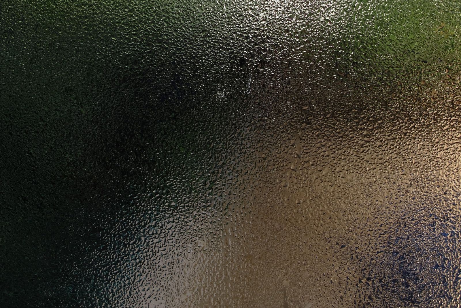 Beschlagene Fensterscheibe mit Kondenswasser in einem Wohnraum